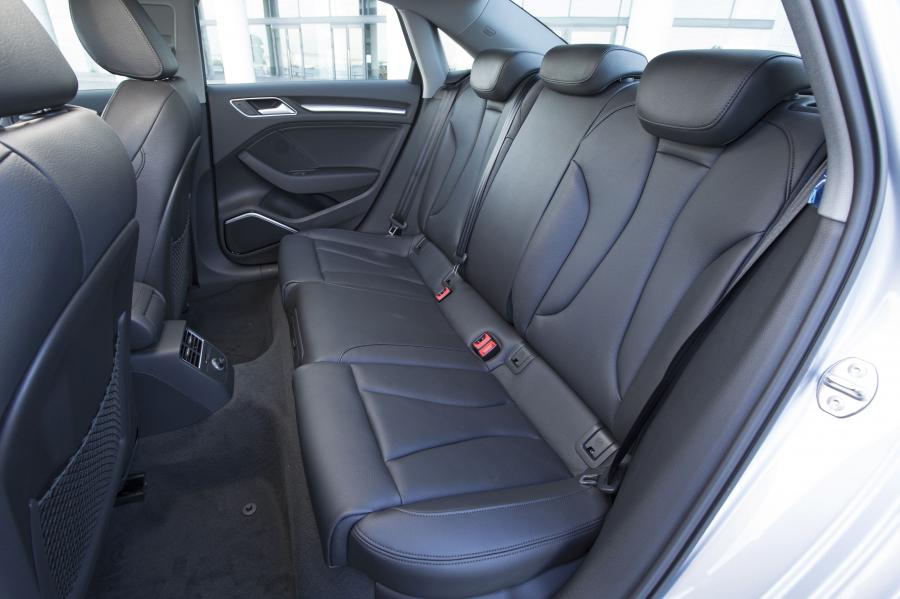 Интерьер Audi A3 Sedan 1.4 TFSI (8V) 2017 года  (JP) (фото 5 из 13)
